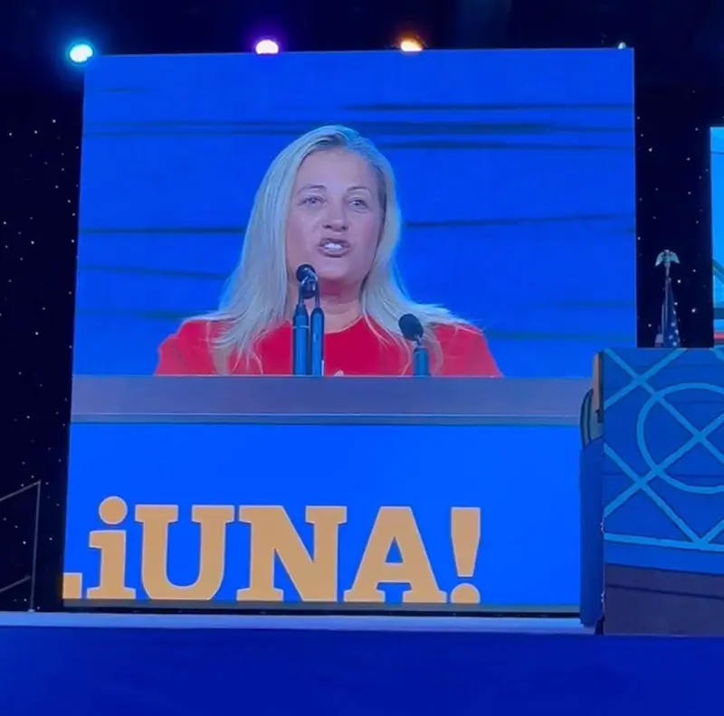 Anita Sullivan speaking at a leafership conference