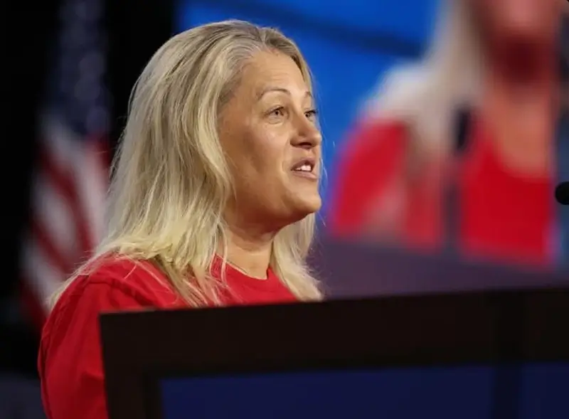 anita-sullivan-speaking-on-stage